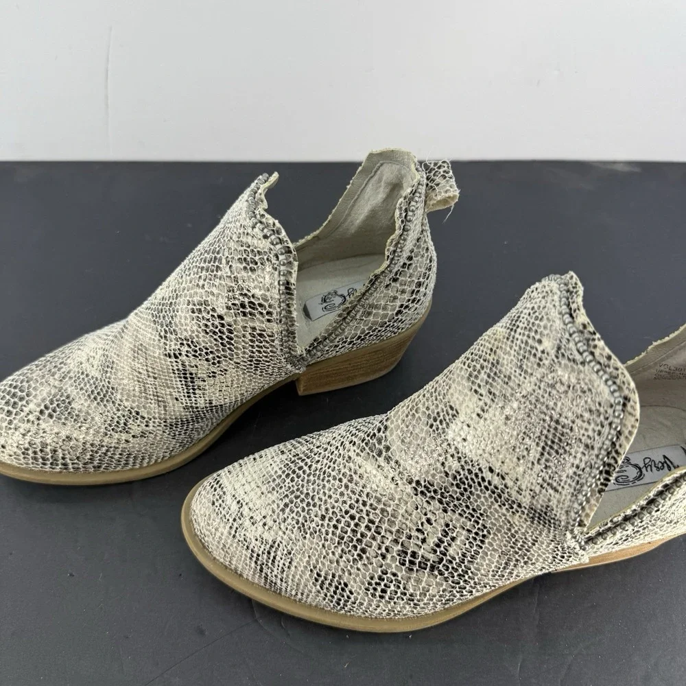 Very G Womens Size 8.5 Snakeskin Ankle Booties Cutout Western Low Heel Shoes